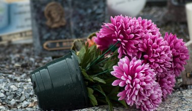 Nie stawiaj tego na grobach 1 listopada. Konsekwencje będą poważne