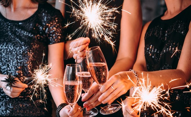 Nie stukać się kieliszkami, nie podawać sobie telefonu. Włoskie zalecenia na sylwestra