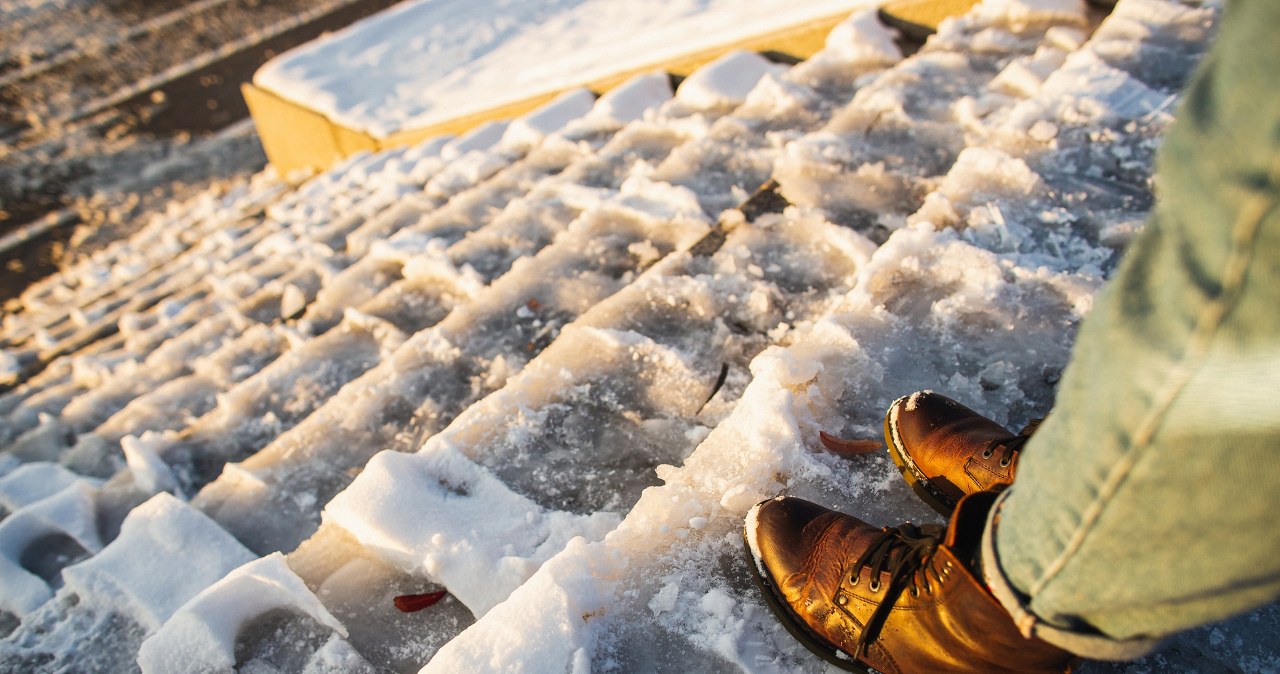 Nie syp soli na oblodzone schody i podjazd. Istnieją lepsze produkty na lód. /123RF/Picsel, 123RF/Picsel /Pixel