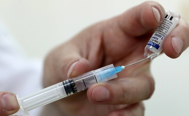 Nie szczepisz się, nie dostajesz pieniędzy. W Rosji będą zawieszać pracowników