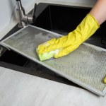 Nie szoruj już filtrów w okapie! Ten naturalny trik rozwiąże twój problem w kilka godzin