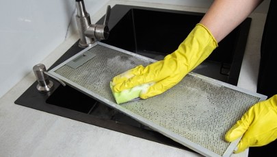 Nie szoruj już filtrów w okapie! Ten naturalny trik rozwiąże twój problem w kilka godzin