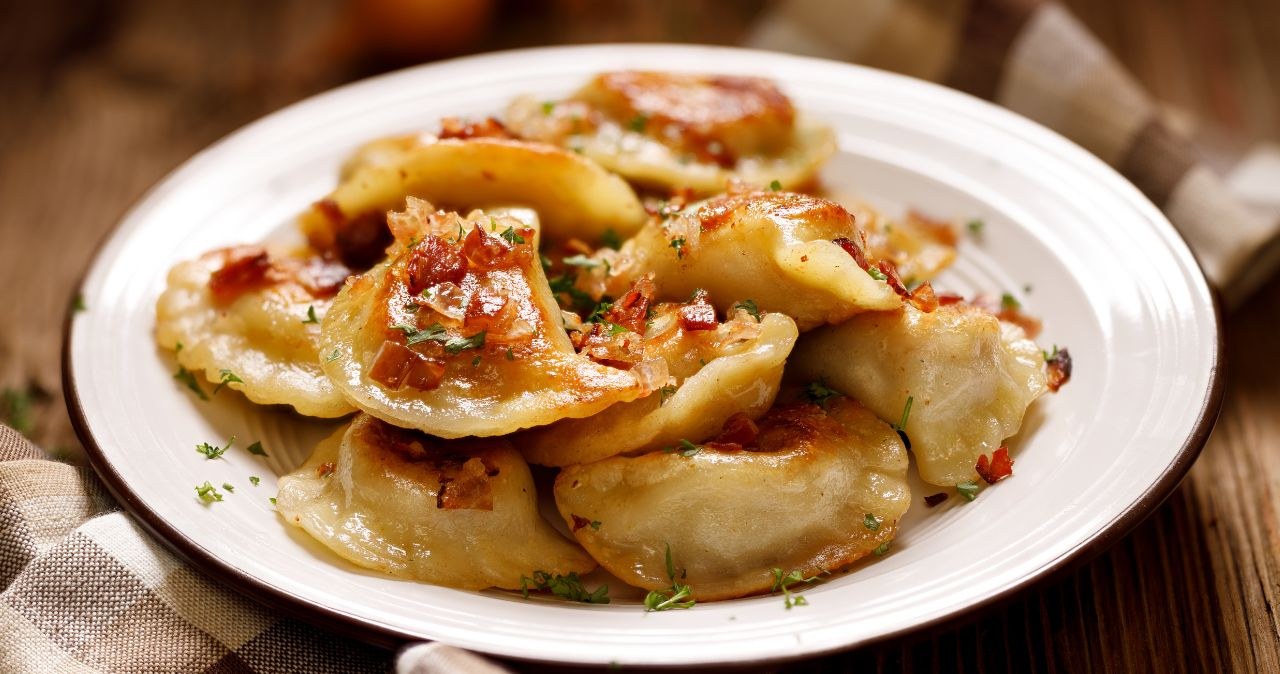 Nie trać czasu w kuchni! Gotowe pierogi i krokiety aż -50% taniej! /CanvaPro /INTERIA.PL