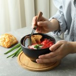Nie trzeba diety cud. Te wiosenne produkty pomagają jeść lżej po 50. roku życia