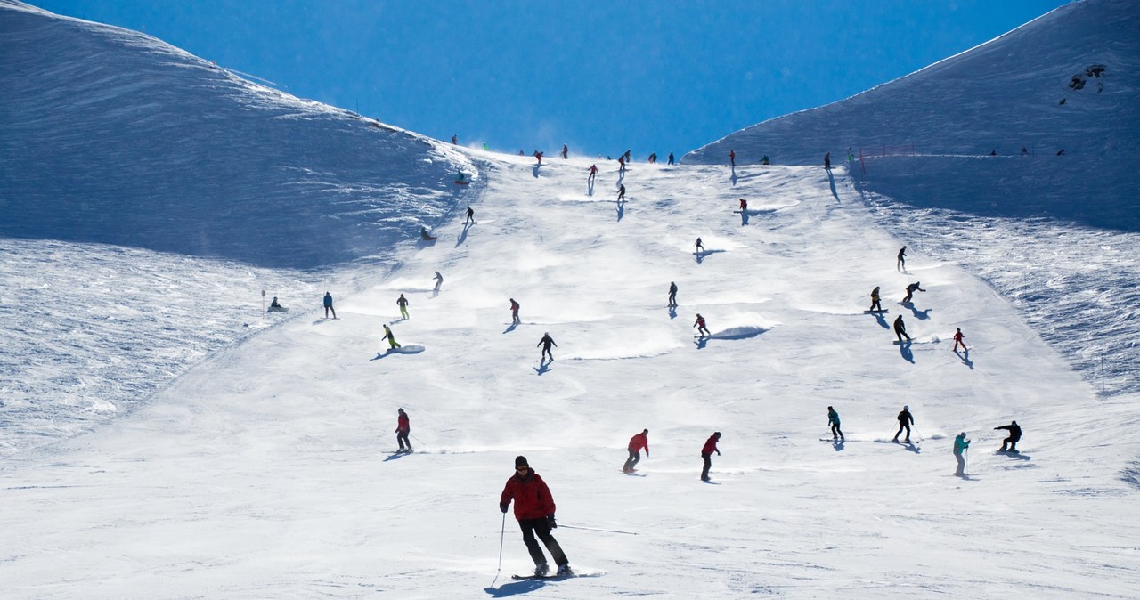 Nie trzeba jechać do najpopularniejszych górskich ośrodków, aby móc przyjemnie spędzić czas na nartach i snowboardzie. /Pixel