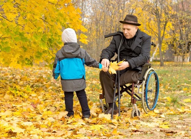 Nie trzeba się bać rozmowy z dzieckiem o niepełnosprawności. /123RF/PICSEL