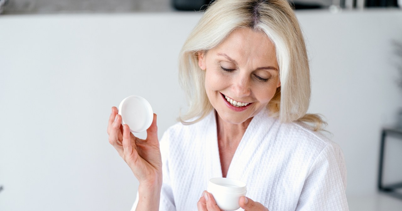 Nie trzeba wydawać fortuny u kosmetyczki, by wyglądać młodziej. Skuteczne zabiegi można wykonać w domu /123RF/PICSEL