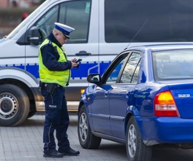 Nie trzymasz obu rąk na kierownicy, dostaniesz 500 zł mandatu