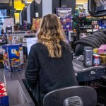 Dino Nie tylko Biedronka szuka pracowników. W tej sieci oferują auto służbowe