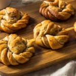 Nie tylko cynamonki. Jesienią zrób drożdżówki z tą przyprawą