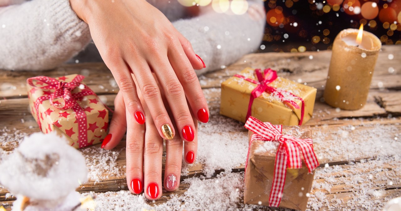 Nie tylko czerwień sprawdzi się na świątecznych paznokciach /123RF/PICSEL