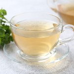 pietruszka Nie tylko do rosołu. Parz jak herbatę, zrób z niej pesto. Pietruszka to najzdrowsza polska zielenina