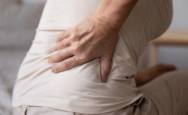 Nie tylko dźwiganie i zła pozycja podczas siedzenia. Te nowotwory mogą objawiać się bólem kręgosłupa