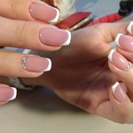 Nie tylko french! Te inspiracje odmienią twój manicure ślubny