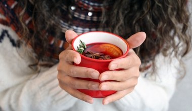 Nie tylko herbata z sokiem malinowym. Ten napar też warto pić w mroźne dni