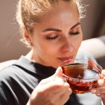 Nie tylko melisa. Jakie herbaty i napary ziołowe pić wieczorem i na uspokojenie?