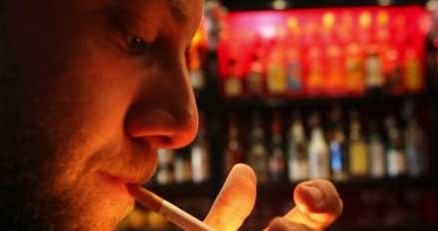 Nie tylko palenie zwiększa zagrożenie zawału serca... /AFP