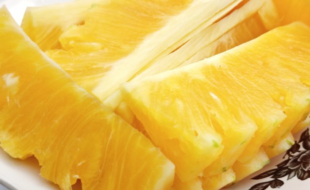 Nie tylko słodki smak! Oto 10 niesamowitych korzyści z jedzenia ananasa
