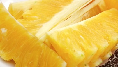 Nie tylko słodki smak! Oto 10 niesamowitych korzyści z jedzenia ananasa