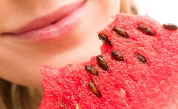 Nie tylko smak lata! Odkryj, jak arbuz wpływa na twoje zdrowie