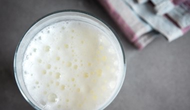 Nie tylko sok z kiszonek i kawa. Te napoje postawią cię na nogi po imprezie 