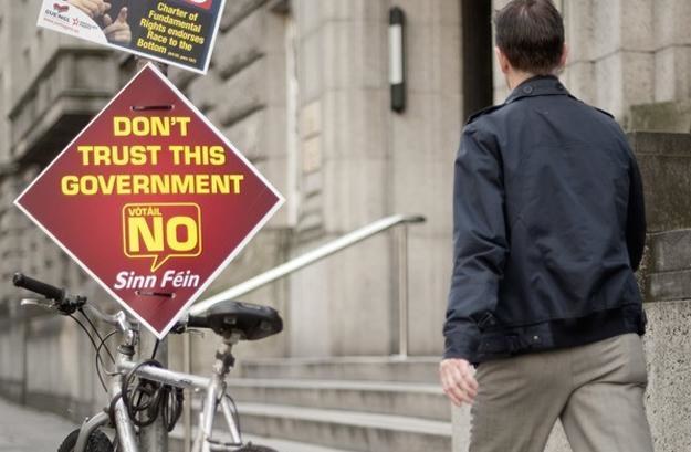 "Nie ufaj temu rządowi" - plakat w centrum Dublina /AFP