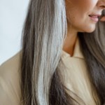 modne cięcia Nie ukrywaj siwych włosów. Te cięcia dodadzą im eleganckiego wyglądu
