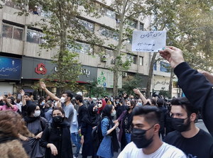 Nie ustają protesty w Iranie. Kobiety zrzucają hidżaby i krzyczą: "wolność!"