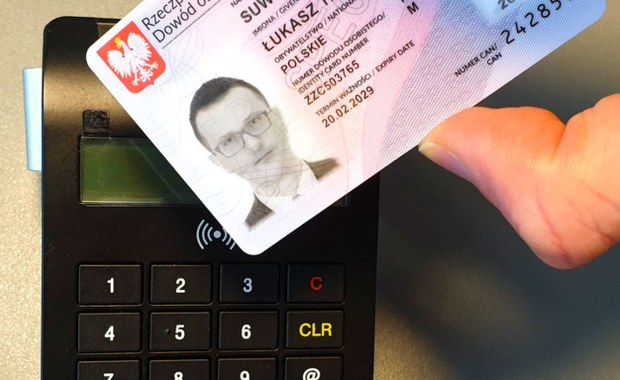 Nie usuną błędu, usuną zapis z ustawy. Będą zmiany w przepisach dot. dowodów osobistych