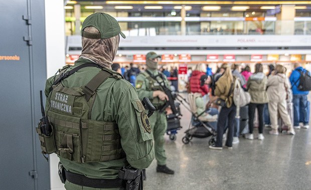 Nie uwierzysz, co miała napisane na czole. Kosztowny żart 29-latki na Okęciu