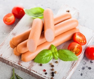 Nie uwierzysz, co znaleźliśmy w parówkach… producent zdradza sekrety branży
