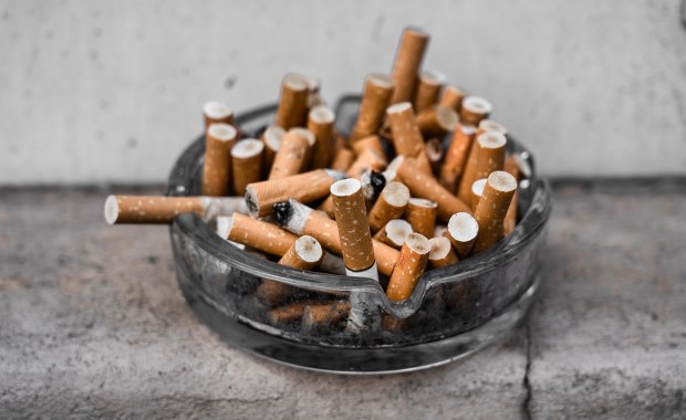 Nie uwierzysz, do czego można wykorzystać niedopałki papierosów