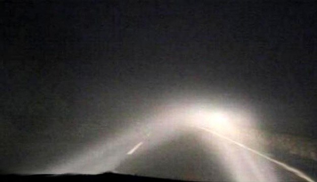 Nie używaj we mgle świateł drogowych! Przed samochodem powstaje "mleczna ściana", kóra pogarsza widoczność /Informacja prasowa