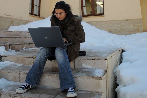 Nie ważne gdzie, nie ważne z jakiego komputera - byle był internet /AFP