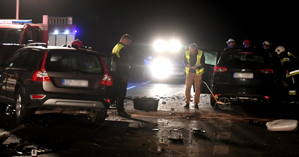 Nie wiadomo wciąż, który kierowca zawinił i czy dzieci jadące na tylnych siedzeniach obu aut miały prawidłowo zapięte pasy /Fot. Bartłomiej Zborowski /PAP