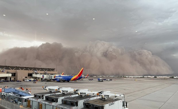 "Nie widziałam własnej dłoni". Burza piaskowa spowiła miasto