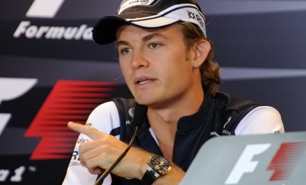 "Nie wiecie gdzie jest mój kask?" - pyta Nico Rosberg. /AFP