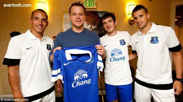 Nie wiemy, czy Matt Damon kibicuje Evertonowi, czy to piłkarze z Liverpoolu są fanami Bourne'a /materiały prasowe