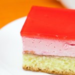 Nie wiesz, co upiec na weekend? Oto truskawkowe ciasto Promyczek 