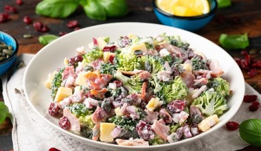 Nie wiesz, jaką sałatkę zrobić na imprezę? Ta brokułowa zawsze znika jako pierwsza