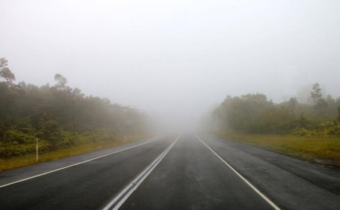 Nie wjeżdżaj w mgłę ze znaczną prędkością. Możesz utracić orientację w przebiegu drogi, albo napotkać stojącą przeszkodę /Informacja prasowa