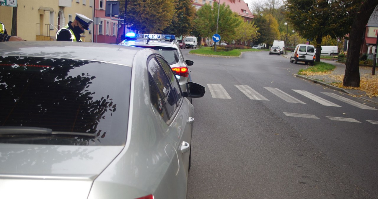 Nie wolno parkować 10 metrów przed przejściem /Policja