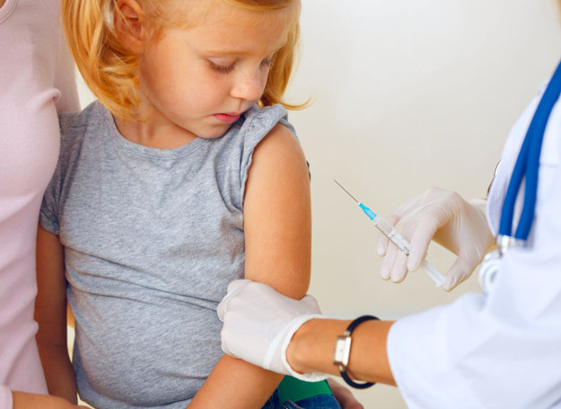 Nie wolno szczepić dzieci w okresie zaostrzenia objawów alergicznych: przy duszności, napadowym kaszlu, pokrzywce, nasilonych zmianach skórnych. /123RF/PICSEL