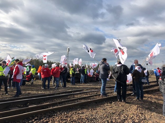 "Nie wpuścimy żadnego pociągu z węglem z importu" - mówią związkowcy, którzy blokują tory w Sławkowie w Śląskiem /Anna Kropaczek /RMF FM