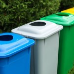 ​Nie wrzucaj tego papieru do niebieskiego śmietnika. Polacy wciąż popełniają ten błąd