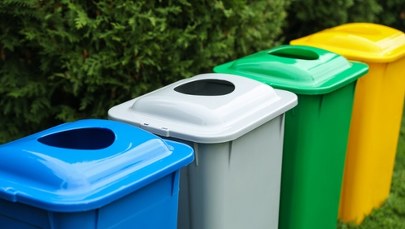 ​Nie wrzucaj tego papieru do niebieskiego śmietnika. Polacy wciąż popełniają ten błąd