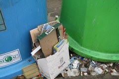 Nie wszędzie udało się uprzątnąć śmieci: