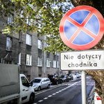 Nie wszędzie wolno się zatrzymać. Policja wystawia tysiące mandatów rocznie
