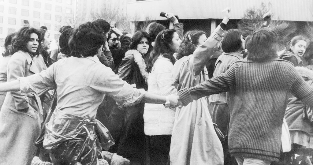 Nie wszyscy byli zwolennikami władzy Chomejniego. W marcu 1979 r. w Teheranie protestowano w obronie praw kobiet i przeciwko nakazowi noszenia hidżabu / Bettmann / Contributor /Getty Images
