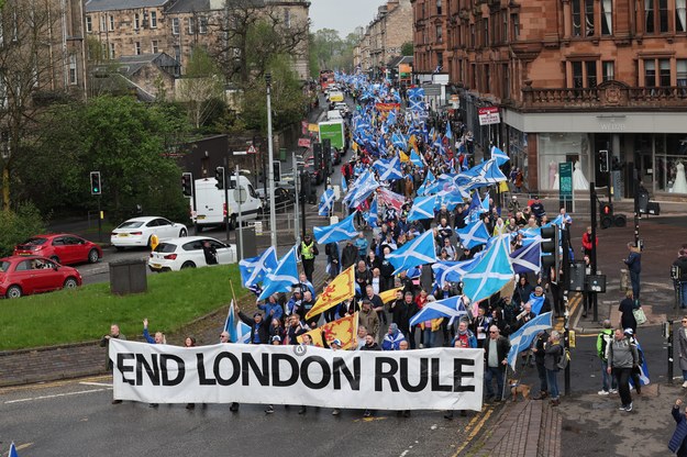 Nie wszyscy cieszyli się z koronacji Karola III. W Glasgow odbył się Marsz niepodległości zorganizowany przez grupę All Under One Banner, która domaga się, by Szkocja była państwem niepodległym. /ROBERT PERRY  /PAP/EPA